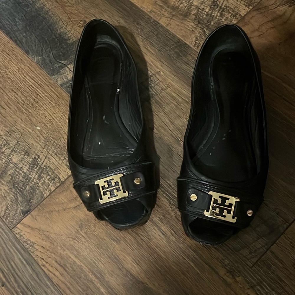 Tory Burch flats. Pre-loved. Okay condition but needs repair